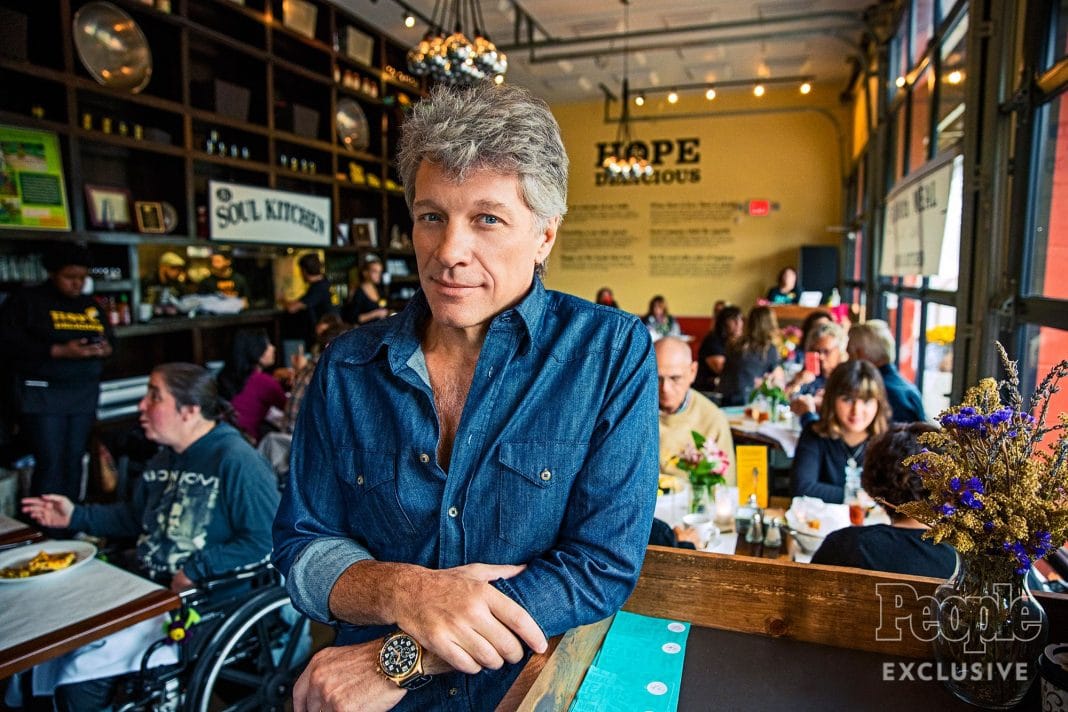 AlexOliveres's tweet photo. Hoy que #JonBonJovi cumple 60 años toca recordar que es el dueño de tres restaurantes dirigidos a los más necesitados en los que cada comensal paga lo que quiere o puede. De hecho, pagar con dinero es opcional y puedes saldar la deuda fregando los platos, por ejemplo. ¡Grande! https://t.co/LucgldzY4A