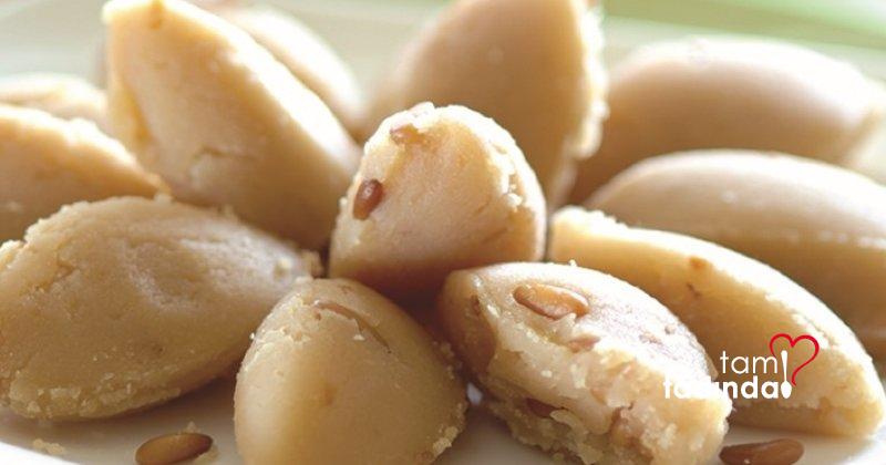 Un Helvası

Un 3Su BardağıDolmalık Fıstık 3Yemek KaşığıTereyağı 250Gr.Su 5Su Bardağı Şerbeti İçinToz Şeker 3Su Bardağı Şerbeti İçin

Un ve dolmalık fıstığı bir tencereye alın. Kısık ateşte tahta bir kaşıkla fıstıkların rengi hafifçe dönene kadar kavurun.

Ter...