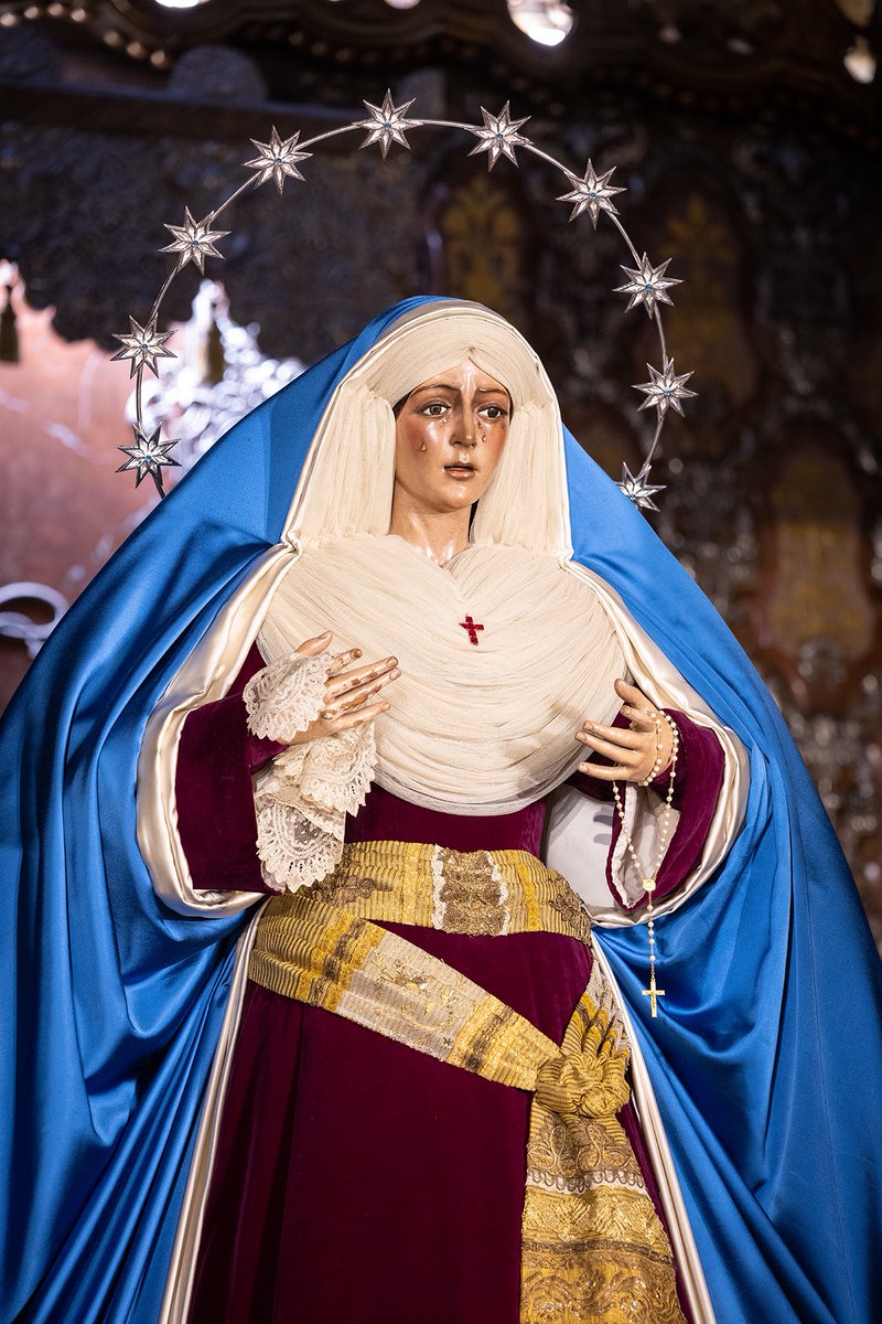 Como novedad, la Virgen estrena un fajín donado por una familia de la Hermandad.