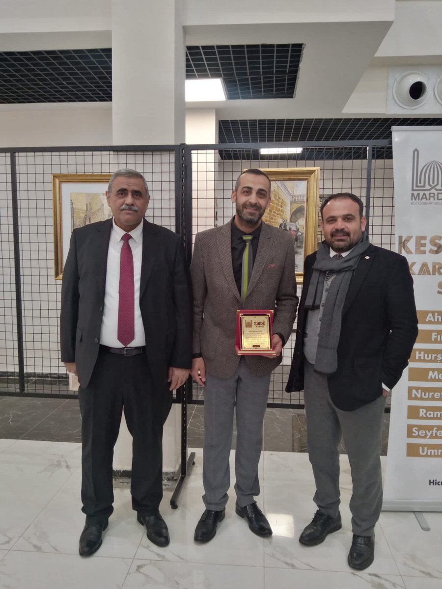 esref_saruhan's tweet photo. Şenyurt lisesinden öğrencim olan ve Mardin Final okullarında birlikte çalıştığım Görsel Sanatlar öğretmeni Ramazan FIRAT ‘ın Kesişimler sergisinin açılışına katıldık. https://t.co/hmFUbvvLiB