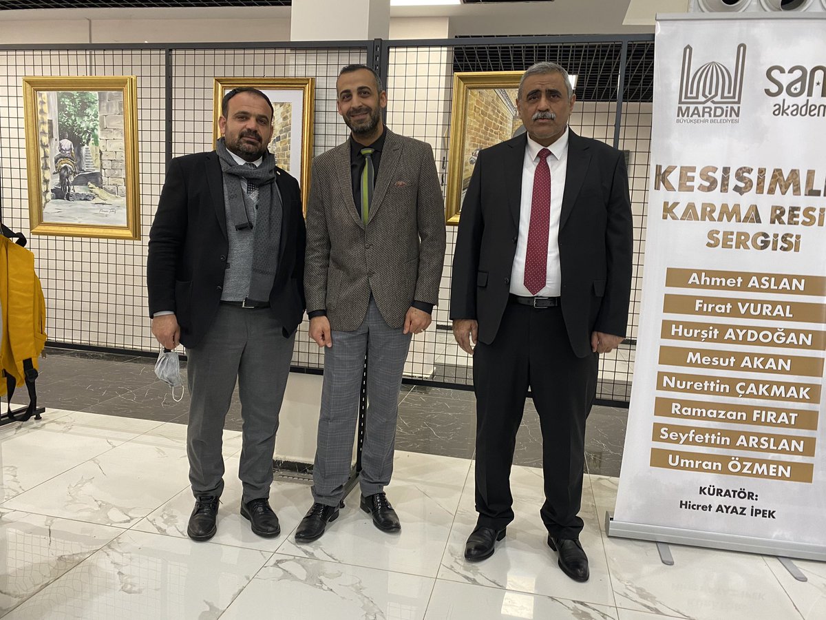esref_saruhan's tweet photo. Şenyurt lisesinden öğrencim olan ve Mardin Final okullarında birlikte çalıştığım Görsel Sanatlar öğretmeni Ramazan FIRAT ‘ın Kesişimler sergisinin açılışına katıldık. https://t.co/hmFUbvvLiB