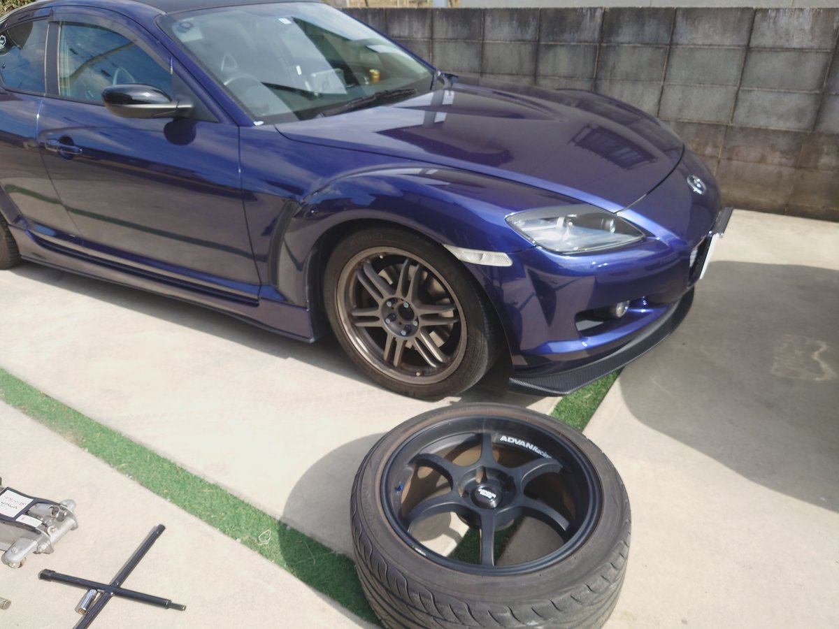 kazooootter's tweet photo. 夏タイヤに替えました。
嘘です。
もう1台ミニバン用の夏タイヤ試し履きしてます。
RX-8の18インチ純正と同じサイズです。
だいぶツラウチです。
このホイールも好きなんだけどなぁ。
 #Rx8  #tsversion   #advan https://t.co/vR5QveOrPT