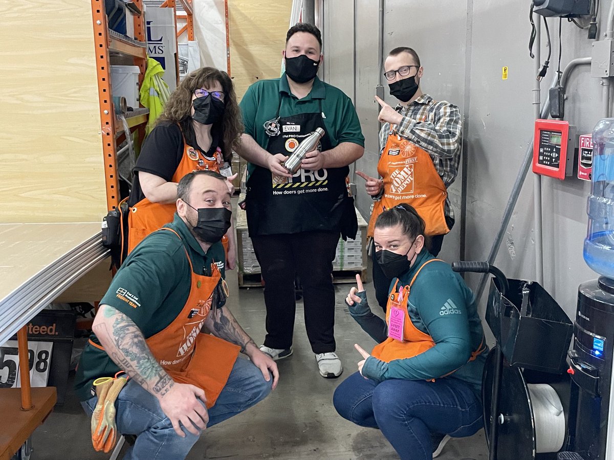 Celebrating with our boy Evan at the pro desk getting some swag for highest commercial credit last month!!! Way to go Evan! ⁦<a href="/geri4015/">Geri Downs</a>⁩ ⁦@RosebudOMalley⁩ ⁦<a href="/ElijahJoslyn/">Elijah Joslyn</a>⁩ ⁦<a href="/ZDEdwards/">Zack Edwards</a>⁩ #THE4015