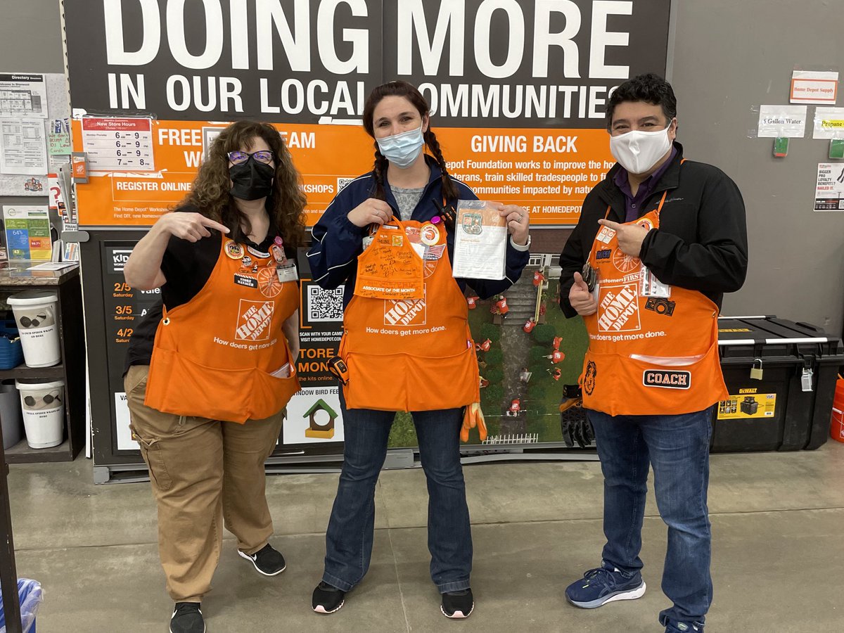 Congratulations to Shelbie our new self checkout cashier for being awarded February Cashier of the Month!! Has barely been here a month and already killin it!! Way to go Shelbie! ⁦<a href="/geri4015/">Geri Downs</a>⁩ ⁦@RosebudOMalley⁩ #THE4015