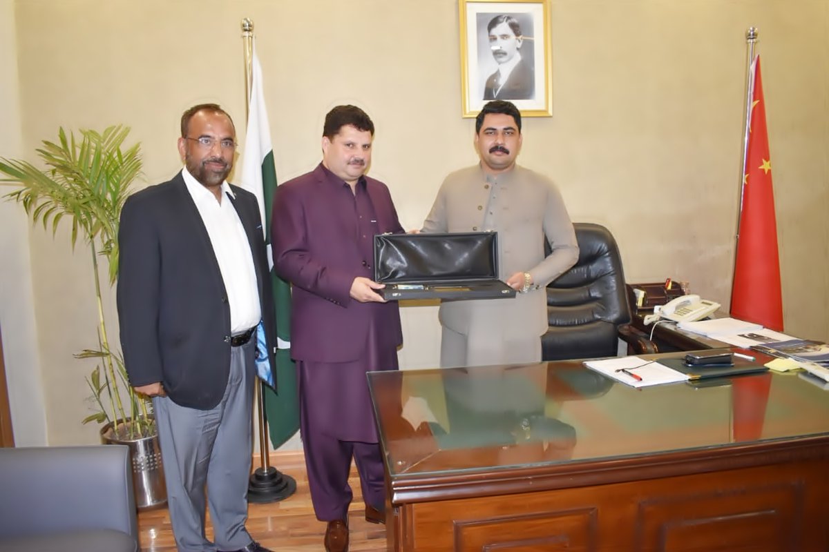 C.E.O. Shouguang Group China,  𝐌𝐢𝐚𝐧 𝐌𝐚𝐣𝐢𝐝 𝐀𝐥𝐢 𝐀𝐟𝐳𝐚𝐥, presenting Precious Dagger to the Chairman AJK-BOI, 𝐌𝐫. 𝐀𝐦𝐣𝐢𝐝 𝐉𝐚𝐥𝐢𝐥 in his Honor to visit the Office of Shouguang Group (Pakistan Chapter), Isb. <a href="/JSardaramjad/">sardaramjad jalil</a> <a href="/AqayyumniaziPTI/">Sardar Abdul Qayyum Niazi</a>
