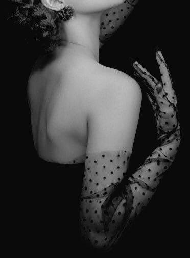 Hayat bu işte
Kanatlanıp gitmek dururken
Dört duvar içinde
Hapsolursun
Yaşamak için bir neden ararken
Ölmek için bulursun

🥳Hayatla cebeleşen tüm hanımefendilere ve beyefendilere Günaydın. 🥳