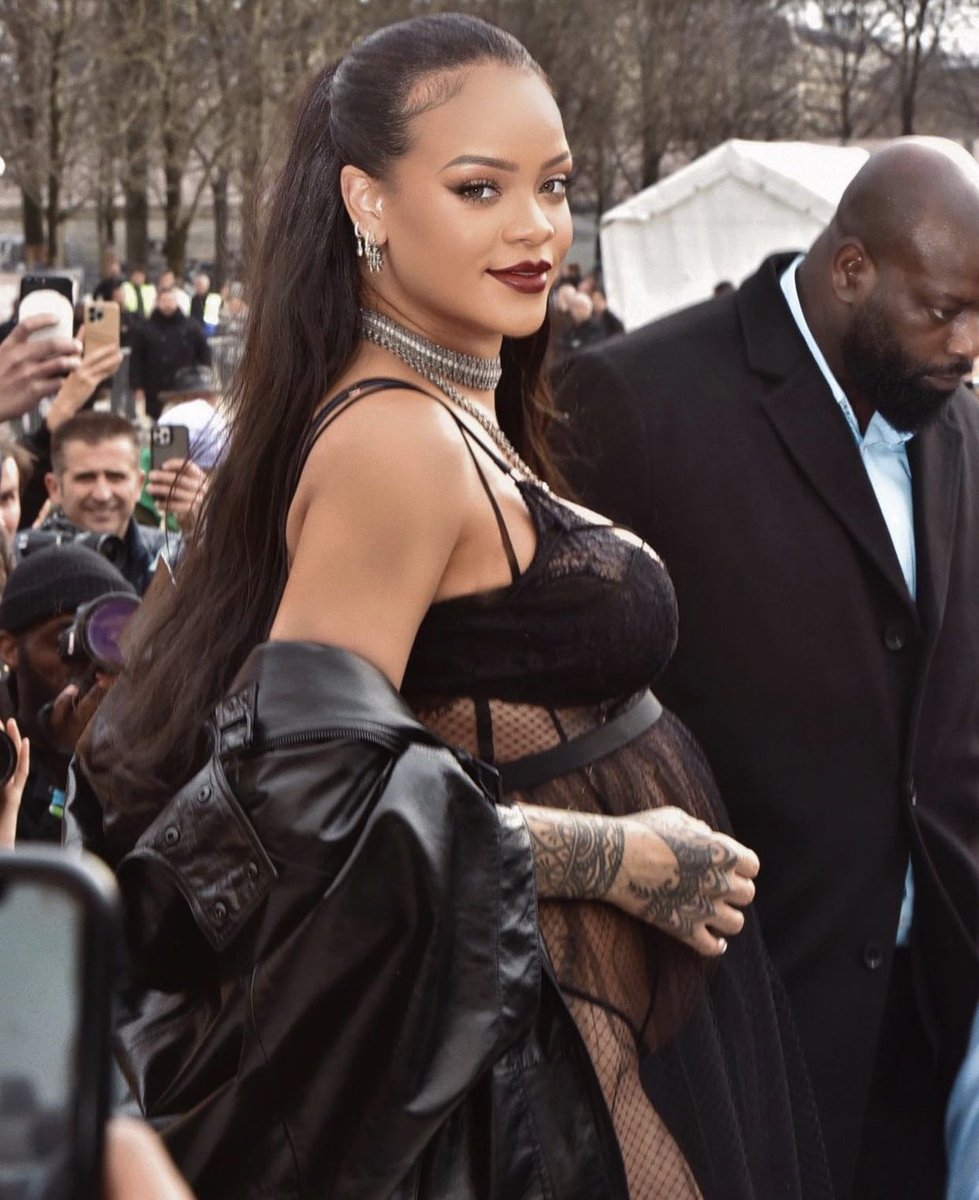 5FM's tweet photo. #5Newz 

3 Words: OH ABSOLUTELY, RIHANNA 😍💎

Fashion week will never be the same!🤩 https://t.co/1M4GZgHHLa