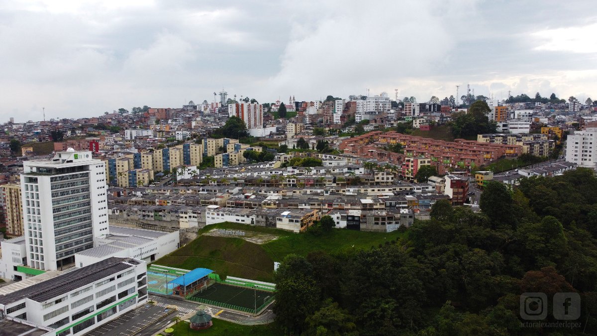 EmpaquePues's tweet image. Las puertas de esta hermosa ciudad siempre abiertas hacen palpitar mi corazón. Qué emoción y placer es regresar cada que puedo hacerlo. #Manizales , sin duda, tenía que ser ¡el PUNTO de PARTIDA!
•
#EmpaquePues #RodandoCaminos
#viajando 
#viajandoxcolombia
#colombia #caldas
