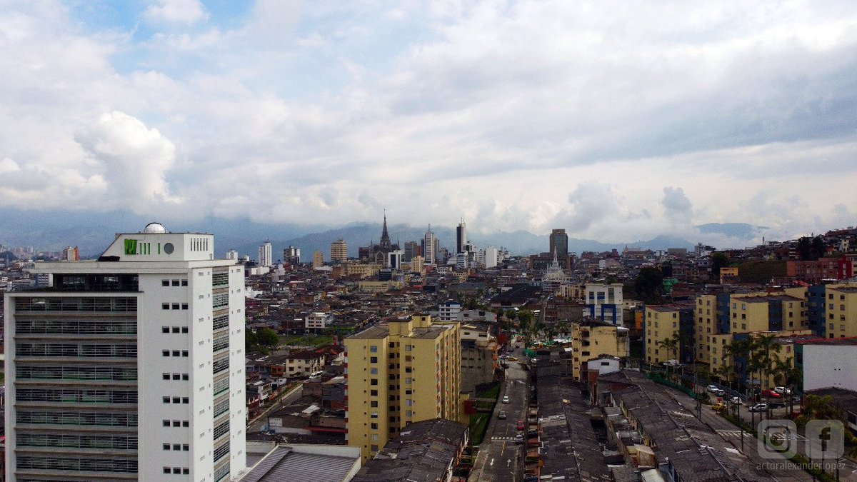 EmpaquePues's tweet image. Las puertas de esta hermosa ciudad siempre abiertas hacen palpitar mi corazón. Qué emoción y placer es regresar cada que puedo hacerlo. #Manizales , sin duda, tenía que ser ¡el PUNTO de PARTIDA!
•
#EmpaquePues #RodandoCaminos
#viajando 
#viajandoxcolombia
#colombia #caldas