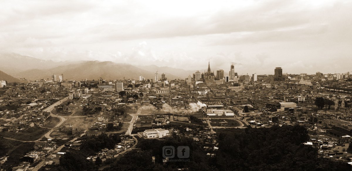 EmpaquePues's tweet image. Las puertas de esta hermosa ciudad siempre abiertas hacen palpitar mi corazón. Qué emoción y placer es regresar cada que puedo hacerlo. #Manizales , sin duda, tenía que ser ¡el PUNTO de PARTIDA!
•
#EmpaquePues #RodandoCaminos
#viajando 
#viajandoxcolombia
#colombia #caldas