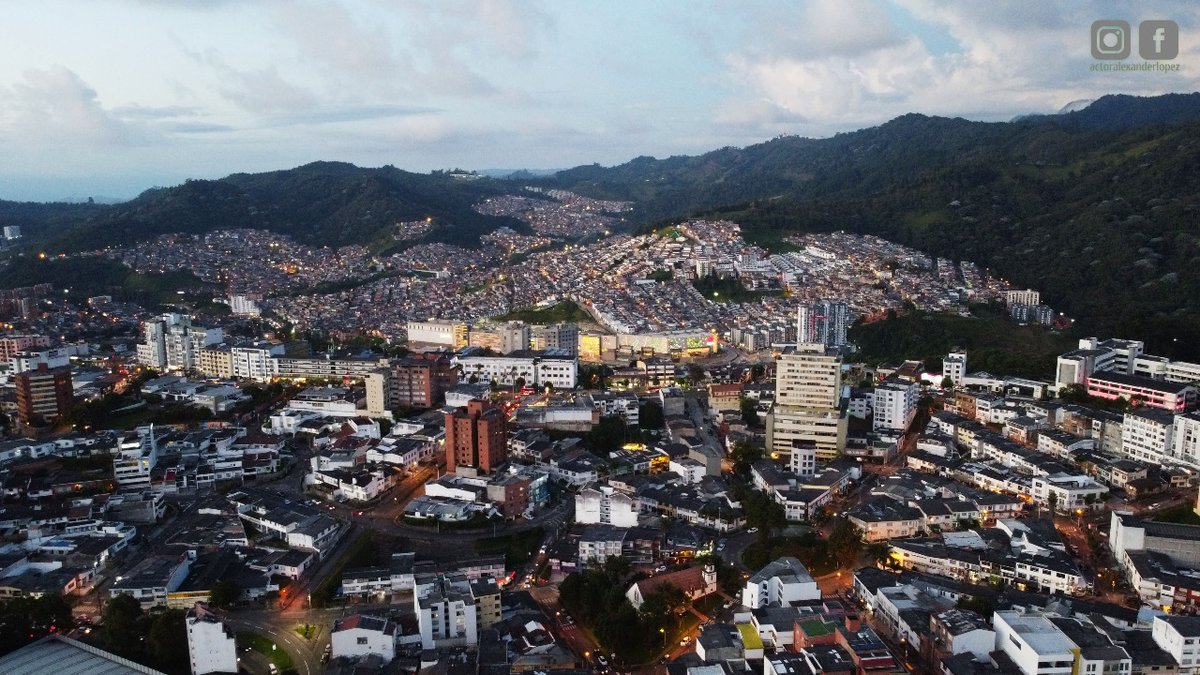 EmpaquePues's tweet image. Las puertas de esta hermosa ciudad siempre abiertas hacen palpitar mi corazón. Qué emoción y placer es regresar cada que puedo hacerlo. #Manizales , sin duda, tenía que ser ¡el PUNTO de PARTIDA!
•
#EmpaquePues #RodandoCaminos
#viajando 
#viajandoxcolombia
#colombia #caldas