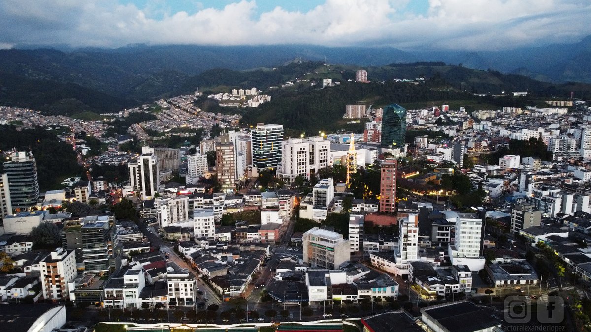 EmpaquePues's tweet image. Las puertas de esta hermosa ciudad siempre abiertas hacen palpitar mi corazón. Qué emoción y placer es regresar cada que puedo hacerlo. #Manizales , sin duda, tenía que ser ¡el PUNTO de PARTIDA!
•
#EmpaquePues #RodandoCaminos
#viajando 
#viajandoxcolombia
#colombia #caldas