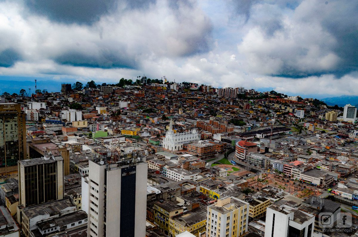 EmpaquePues's tweet image. Las puertas de esta hermosa ciudad siempre abiertas hacen palpitar mi corazón. Qué emoción y placer es regresar cada que puedo hacerlo. #Manizales , sin duda, tenía que ser ¡el PUNTO de PARTIDA!
•
#EmpaquePues #RodandoCaminos
#viajando 
#viajandoxcolombia
#colombia #caldas
