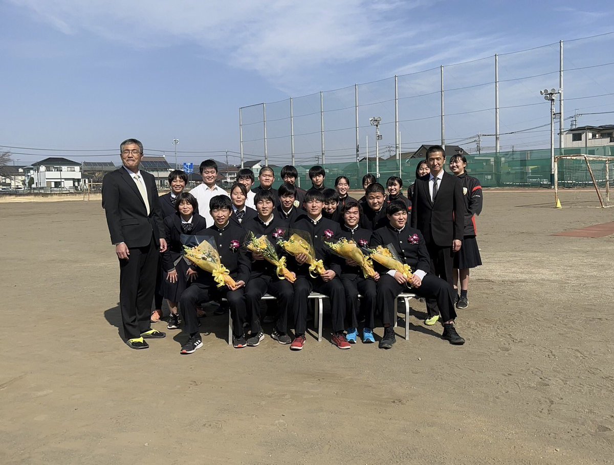 ishii15's tweet photo. 3月1日栃木県立佐野高校卒業式。ラグビー部3年生5人も無事卒業を迎えることができました。おめでとう㊗️ https://t.co/SKsdrLZNBs