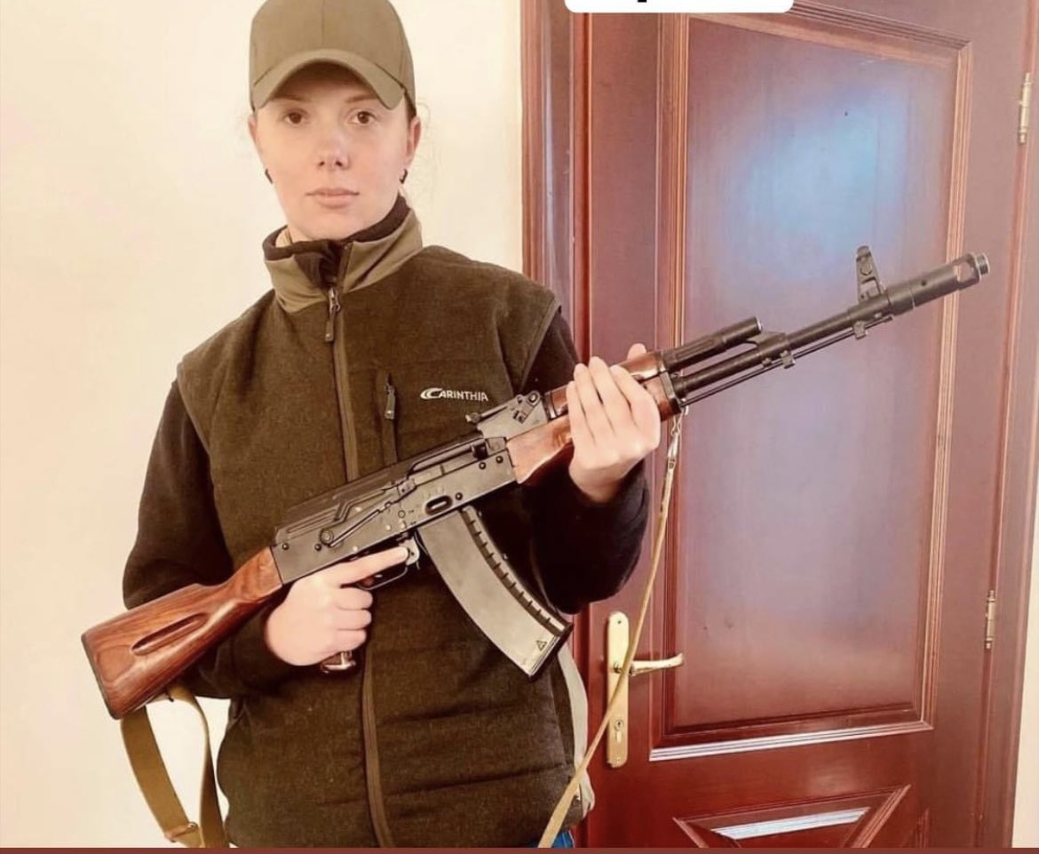 duchp's tweet photo. Quand une ballerine de l'Opéra national de Kiev, Lesya Vorotnyk, prend les armes pour défendre son pays. #Ukraine 

Courageux, mais triste... https://t.co/NnS7JEOS8M