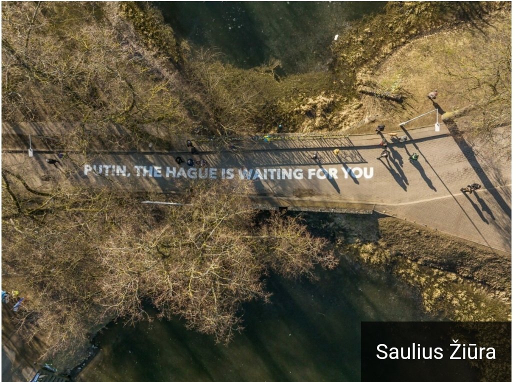 Nearby the Russian embassy in Vilnius.
#StandingWithUkraine 🇱🇹🇺🇦
#StopPutinsWar