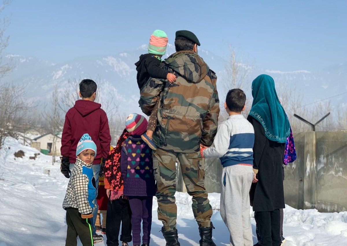 GulzarRaied's tweet photo. Unity is strength
#IndianArmy
#kupwara
#Unity
#Peace
#Devp
#CLX
#KT02March22 https://t.co/7m3pwkMITd