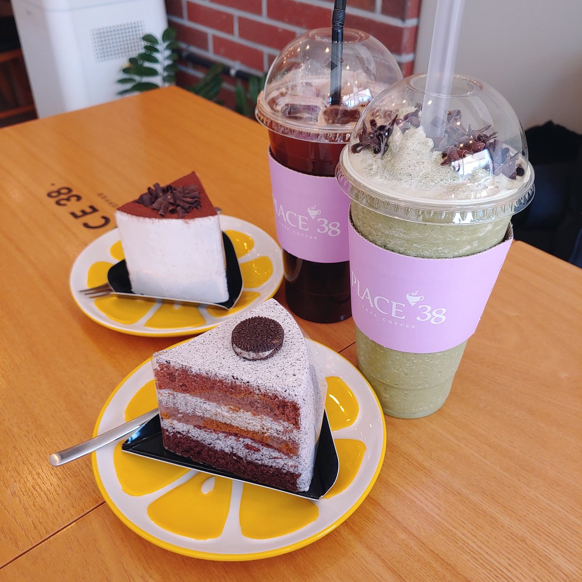 DHSS__H's tweet photo. 2년만에 만나는 친구랑 카페에서 3시간 동안 열씨미 수다 떨엇다ㅋㅋㄱㄲㅋㅋㄱ https://t.co/DxdElH0DQa