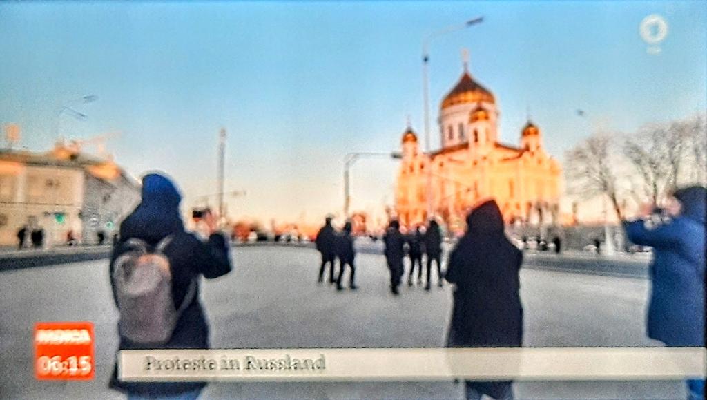 AyseOrawa's tweet photo. Yesterday the Russian musician and activist Iwan Streltsow was arrested in Moscow by 7 police officers while he was protesting alone in the street against mad Putin's war.
#StandWithIwanStreltsow #StandWithRussianProtesters
#StandingWithUkraine https://t.co/EiYJ6jvjMJ