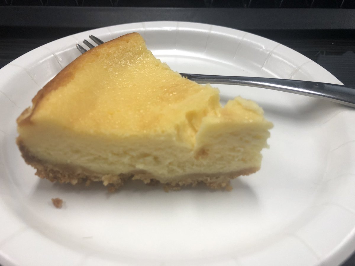ベイクドチーズケーキ❗️

私の母がチーズケーキ苦手で
いつも作ろうとすると
「え〜」ってぶうたれるんですけど

「私は好きだから！」
って言って強行🤣
ほんのりレモンが効いてて
いい感じに出来上がりました🍰