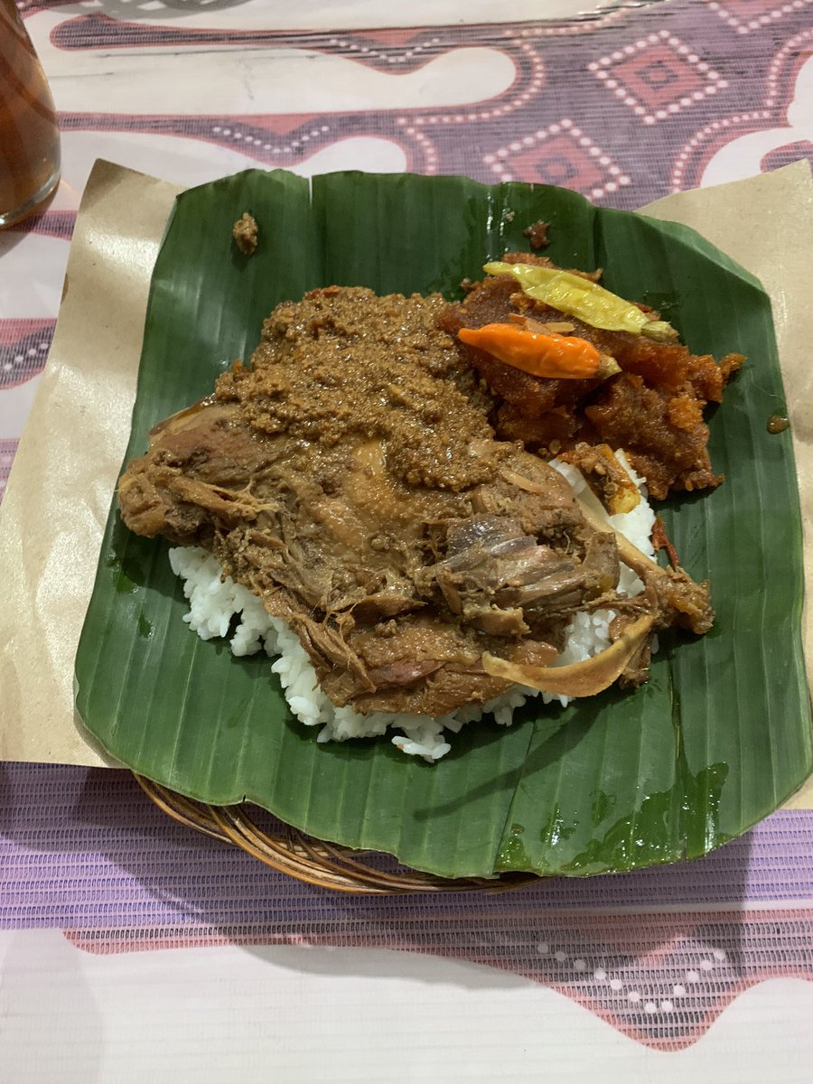 cembahasa's tweet photo. ジャックフルーツをココナツミルク砂糖で煮詰めたジョグジャの郷土料理Gudegの有名店Gedug Yu Djumへ
甘いの苦手で敬遠してたのですがやはり自分には甘かった汗
看板に大きな顔写真があったので著名人の店かと思いきや創設者の写���という某アパホテルパターンでした笑
#ジョグジャカルタ
#ローカル飯 https://t.co/YSIlxPxHEw
