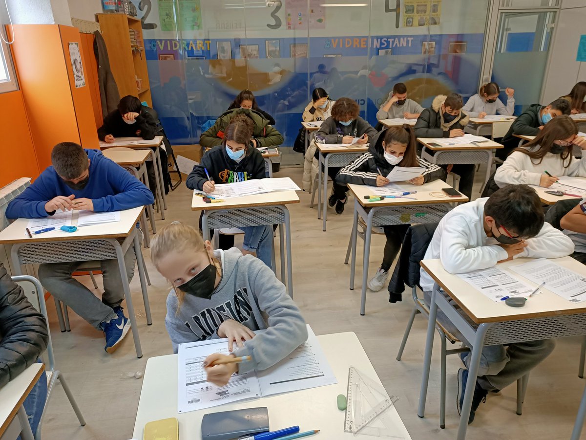 EscolaCingle's tweet photo. Els alumnes de #4t d'ESO (sense cap baixa per #COVID) han començat aquest matí les proves de Competències Bàsiques. Avui han fet català, matemàtiques i castellà.
Demà més!!!
#Proves4t https://t.co/1e8s871Po8