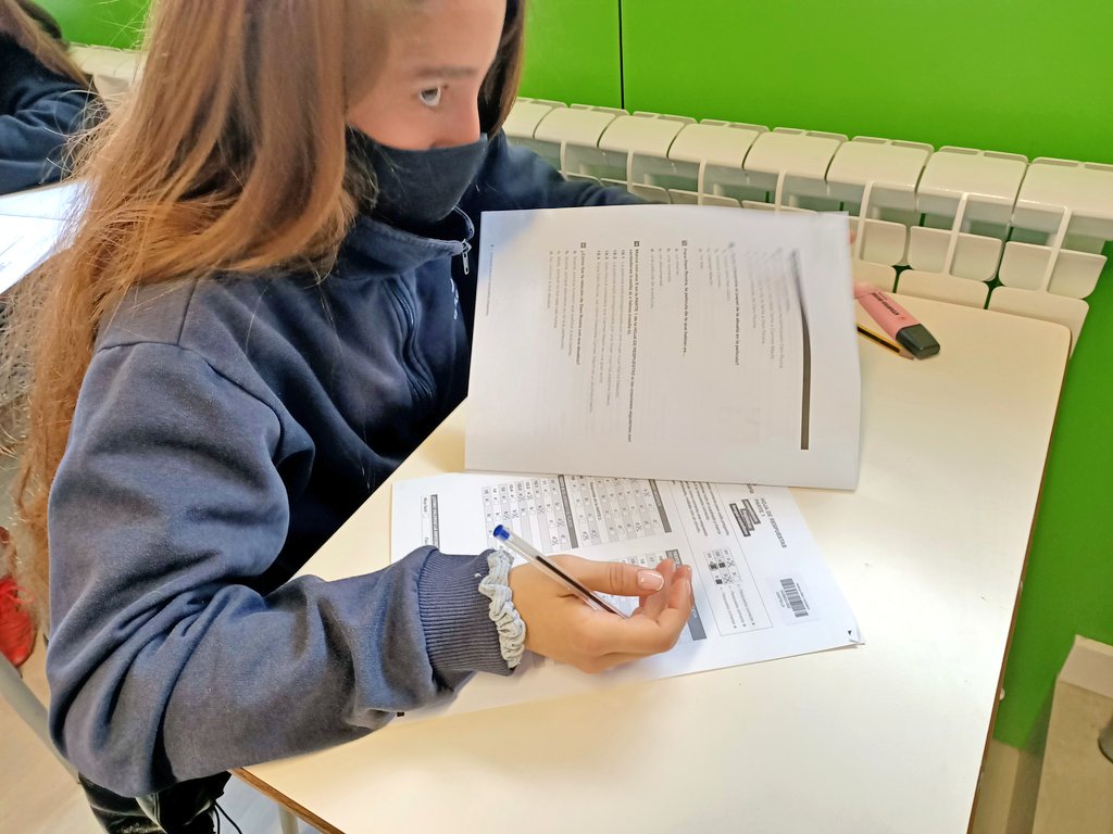 EscolaCingle's tweet photo. Els alumnes de #4t d'ESO (sense cap baixa per #COVID) han començat aquest matí les proves de Competències Bàsiques. Avui han fet català, matemàtiques i castellà.
Demà més!!!
#Proves4t https://t.co/1e8s871Po8