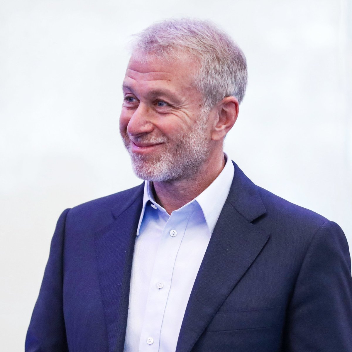 🚨 Roman Abramovich has a large shareholding in a Russian steelmaking firm making materials used to build the tanks invading Ukraine.

He transferred his shares directly to himself from an offshore company on Feb 16 - 8 days before Putin invaded.

(Source: Daily Mail)