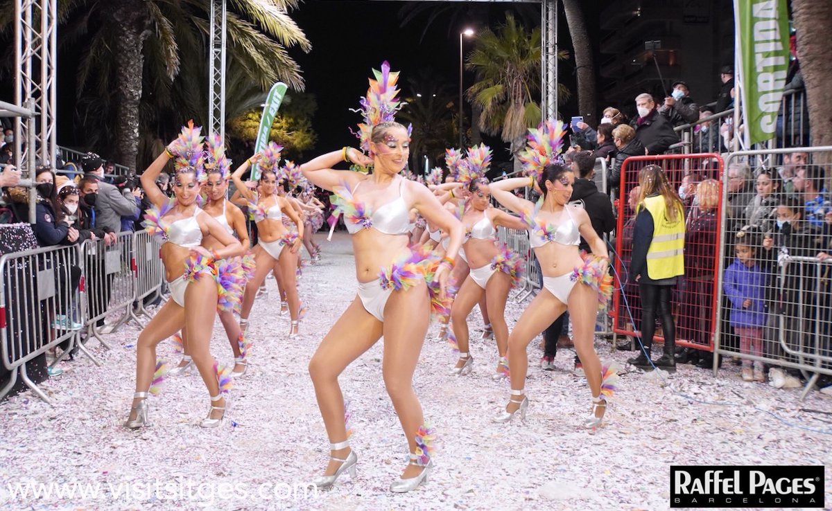 VisitSitges's tweet image. La Rua de l’Extermini, la darrera cita més multitudinària del Carnaval de Sitges es va celebrar ahir dimarts al llarg de 4.40h sense incidències remarcables
visitsitges.com/ca/rua-extermi…
La desfilada va tenir 1 minut de silenci com a mostra de rebuig x l'atac militar rus a Ucraïna