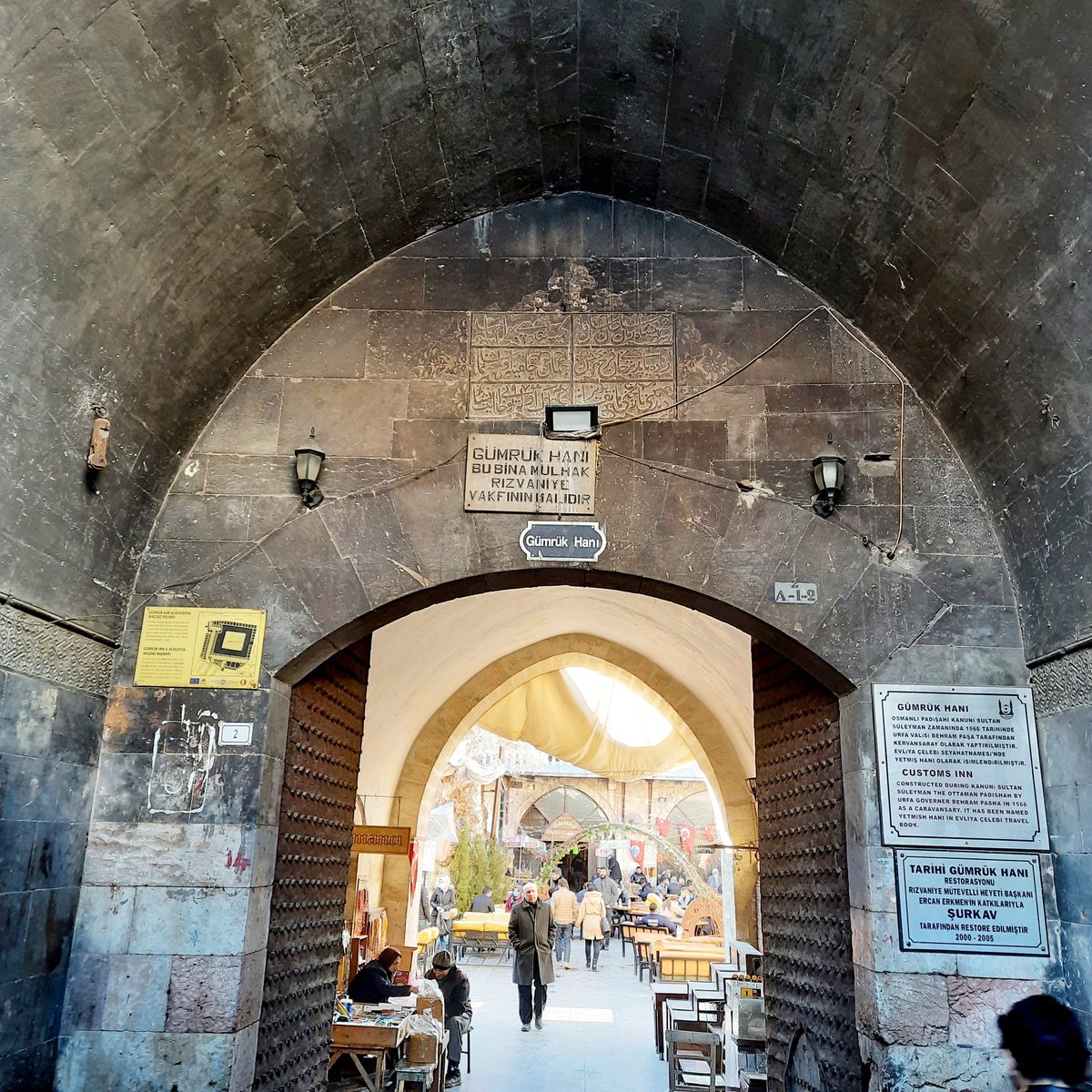 Tarihi Vakıf eseri Urfa Gümrük Hanı'nın orjinal kitabesi öne çıkamazken; 7 tane levha, 3 tane aplik, kablo, kroşe, kir, is...  
Hiç mi güzellikten nasip alınmamış. 
Kültür ve Turizm değerlerine sahip çıkılmalı... <a href="/MehmetNuriErsoy/">Mehmet Nuri Ersoy</a> <a href="/burhan_ersoy/">Burhan ERSOY | 🇹🇷</a>