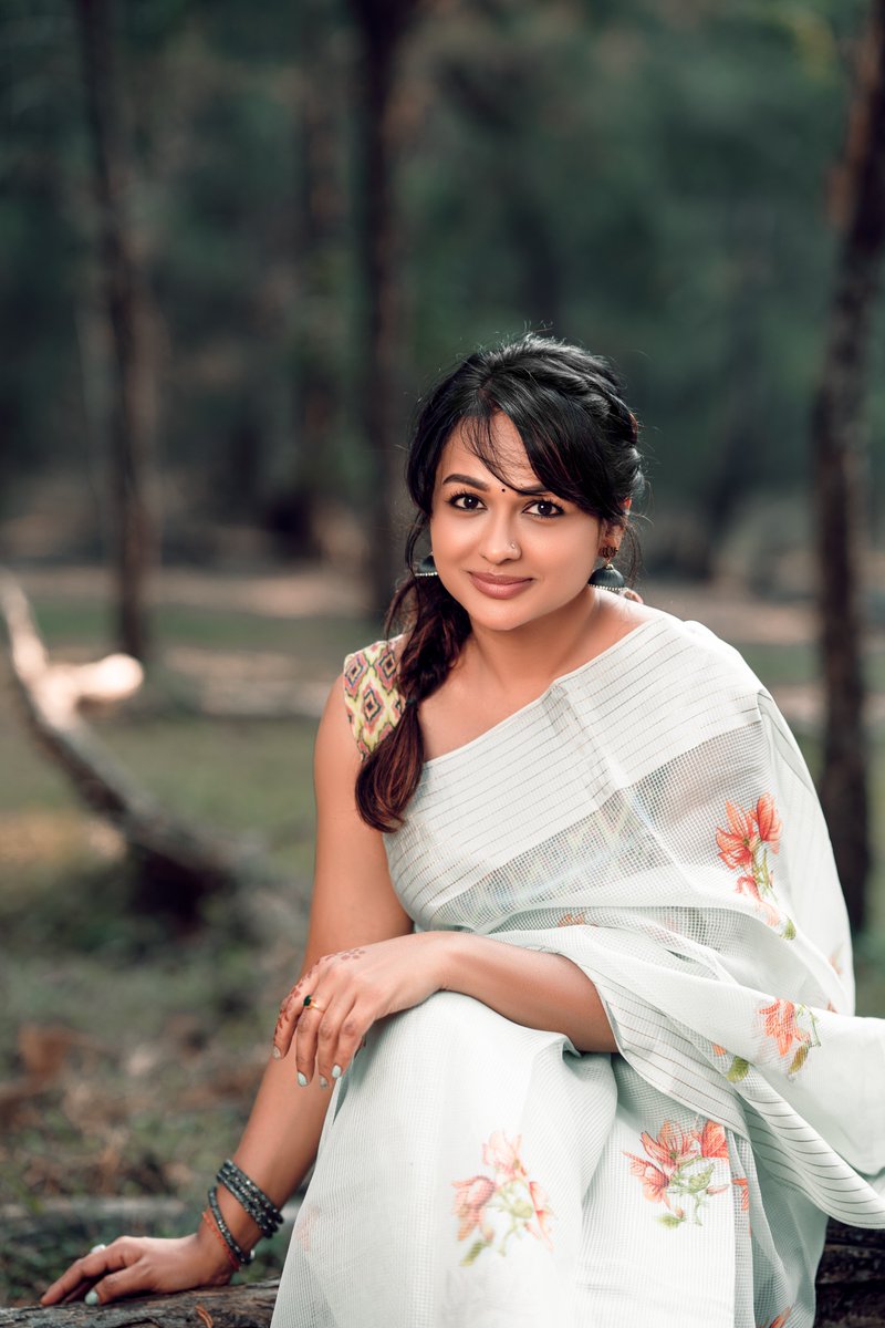 Updatenews360E's tweet photo. Sizzling in the woods in retro style is
@catchtshantini 💗💗
#ShanthiniDeva #Nadodigal #actress #powder #powderbeauty https://t.co/gJDLq1S2Bg