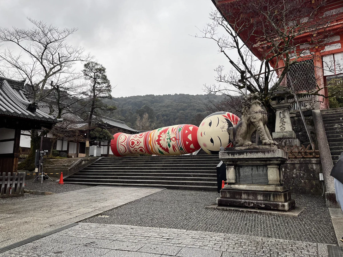 清水寺に巨大こけし出現!!若手作家主体のフェアARTISTSʼ FAIR KYOTO 2022って何?