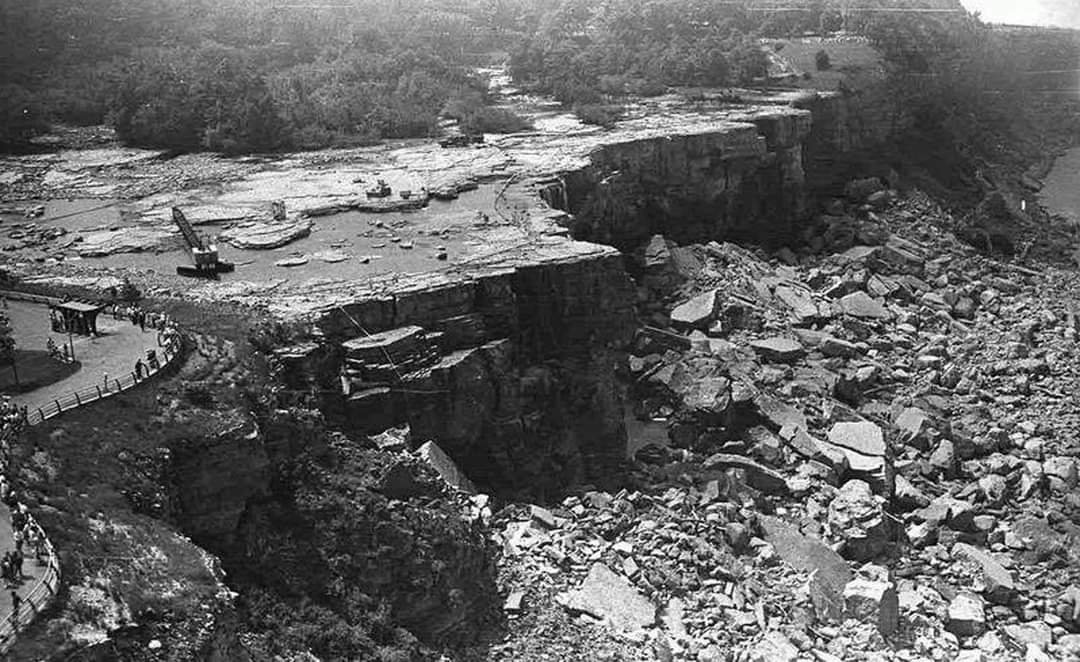 Ammitabhh's tweet photo. Niagra falls without water 1969 https://t.co/u7QmfUwJLj