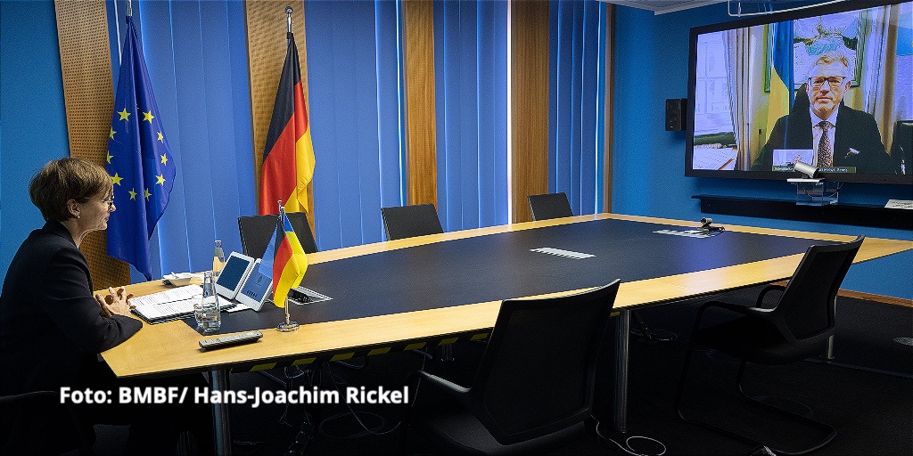 Bundesforschungsministerin Bettina Stark-Watzinger im Gespräch mit dem ukrainischen Botschafter Andrij Melnyk in einer Videokonferenz