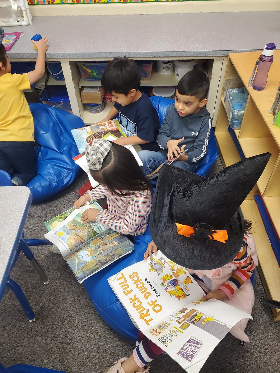 ZavalaElem's tweet photo. PreK center time! @SimmonsPreKKind @s_amaril #zavalarocks #prekrocks https://t.co/MYW8PqKNsA