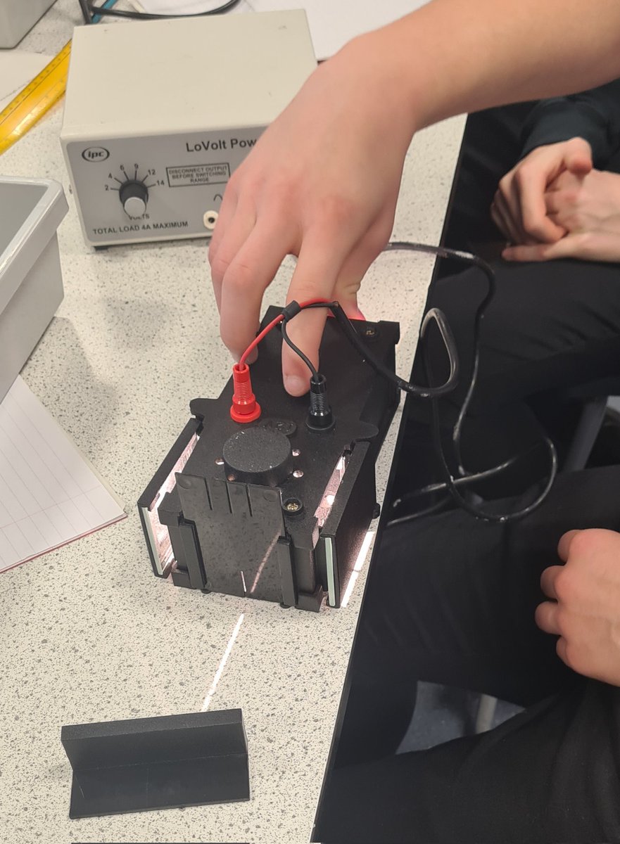 CCHS_Learns's tweet photo. Interesting level 3/4 work in S3 Science today, eg. light reflection and acidity levels. S3 biology were leading learning by choosing to research an aspect of GMO or biological control, and will be sharing their findings with their class later. @HTCraigroyston @CCHSEdinburgh https://t.co/GtGTyA1cs7