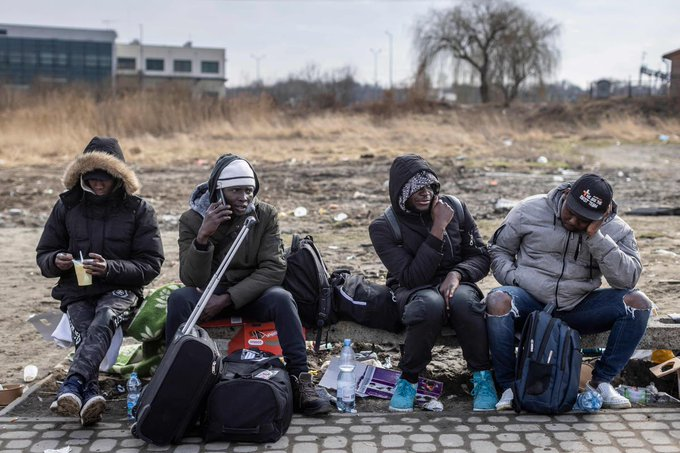 El_vengaK's tweet photo. En Ucrania, africanos e indios no les permiten subir a los medios de transportes para abandonar ese pais. Hay 16.000 personas varadas por no ser arios. https://t.co/4CgautPAjp