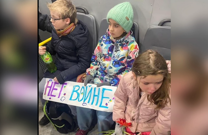 dimitrivorris's tweet photo. Children arrested in #Moscow for peaceful protests against the #UkrainianWar Again: Children in  Putin's Russia arrested. https://t.co/WvfZna1Zex
