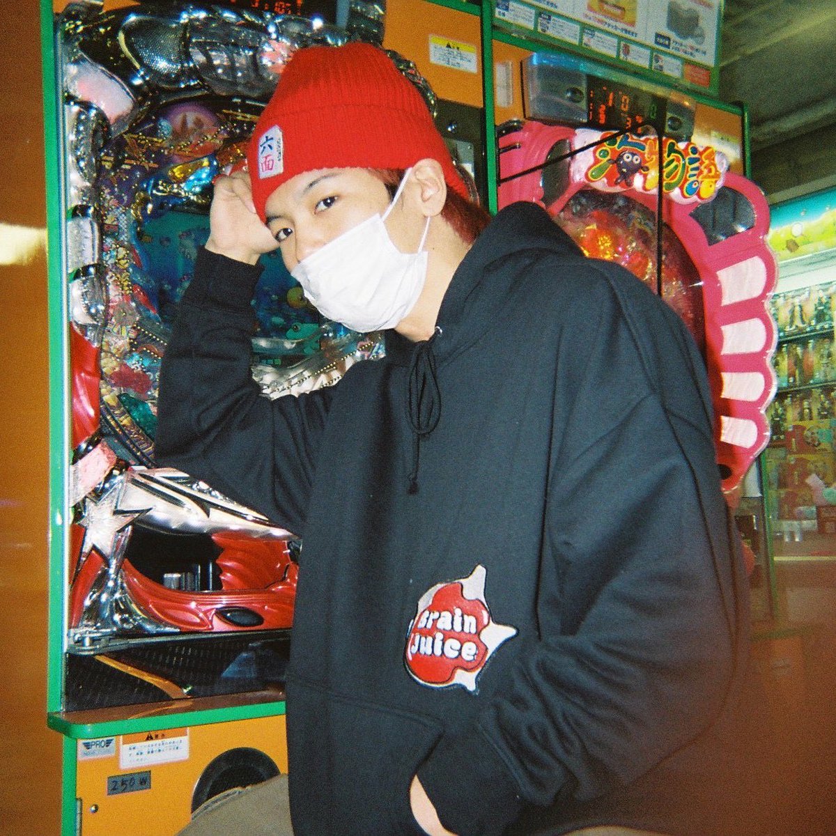 パチンコのハンドルを刺繍したパーカー 麻雀牌ニット販売中