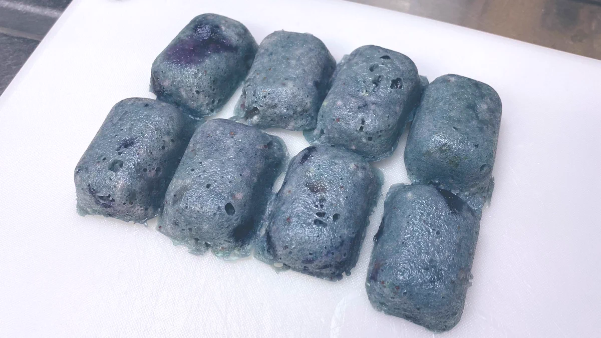 これはブルーベリー蒸しパンです…？？…石…かな…？