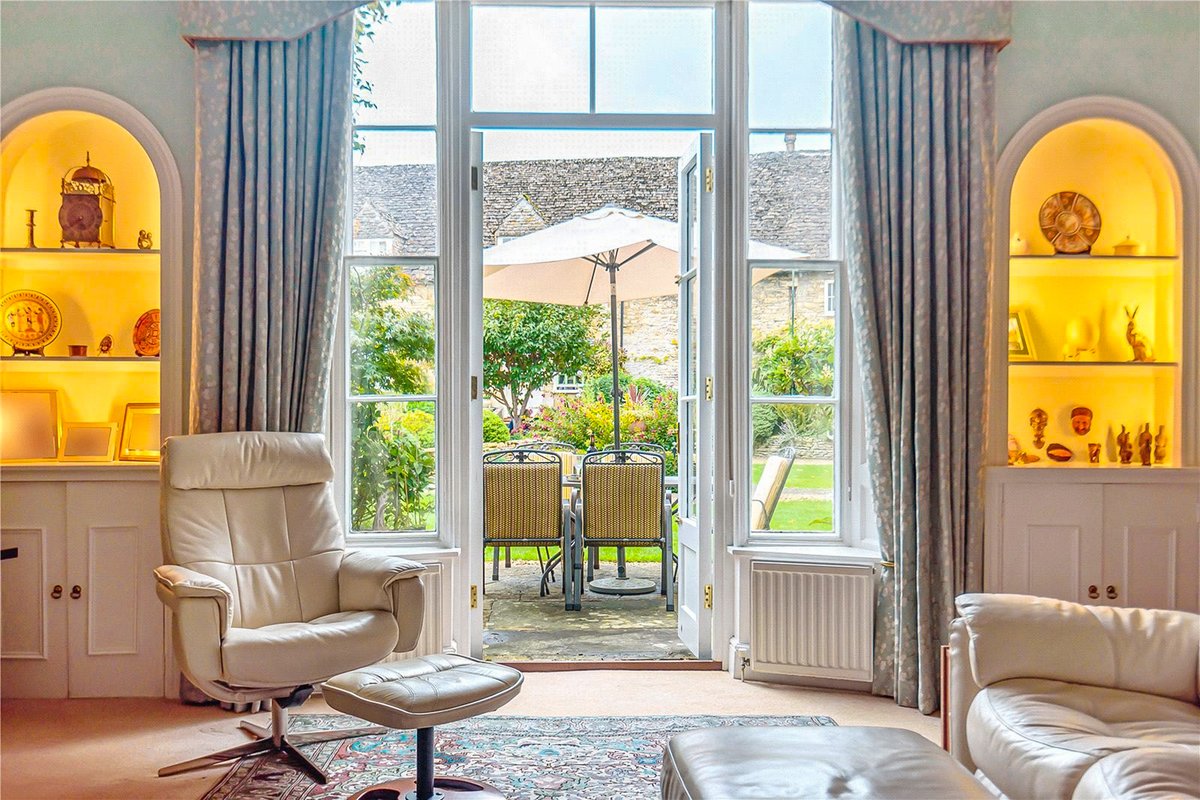 FullerSearch's tweet photo. This character-packed 18th-century #property is part of a former Wool merchant's house that has been carefully sub-divided into individual dwellings. The four-bed property extends to over 2,000 sq ft &amp; located on one of Cirencester's most #beautifulstreets. On with @perrybishop https://t.co/0O7SYfFl9Q