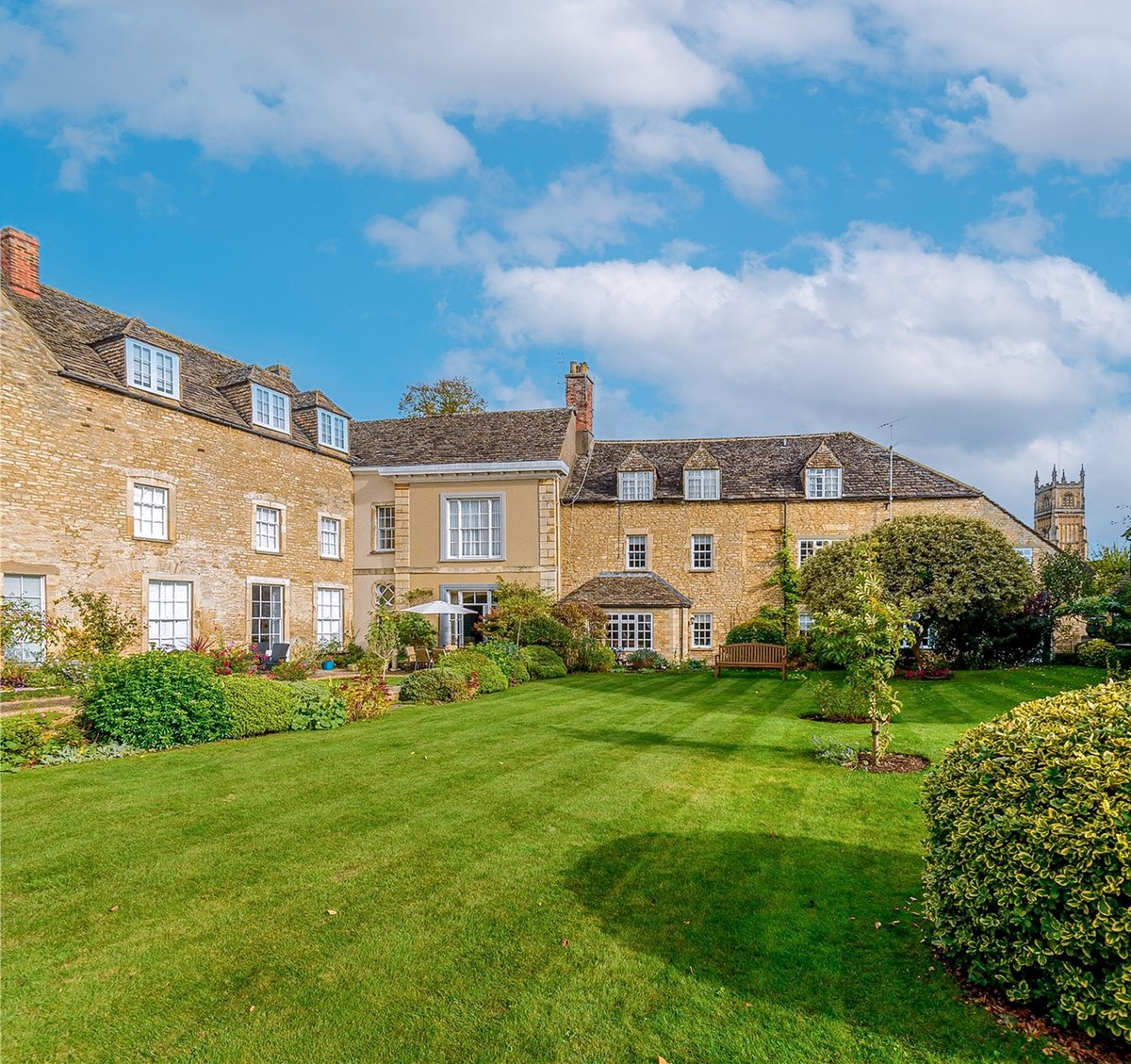 FullerSearch's tweet photo. This character-packed 18th-century #property is part of a former Wool merchant's house that has been carefully sub-divided into individual dwellings. The four-bed property extends to over 2,000 sq ft &amp; located on one of Cirencester's most #beautifulstreets. On with @perrybishop https://t.co/0O7SYfFl9Q