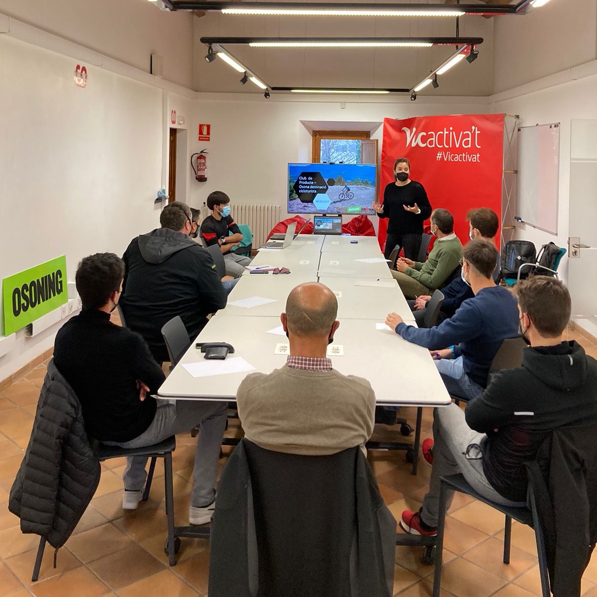 Ahir vam realitzar una sessió de treball amb ciclistes de la comarca per saber la seva opinió entorn al ciclisme a Osona. 🚴🏼‍♀️

✅ S'ha creat un formulari perquè els i les ciclistes que vulguin puguin aportar-hi la seva visió. 

👉🏼 S'hi pot participar a: forms.office.com/r/rxYScEYXcY