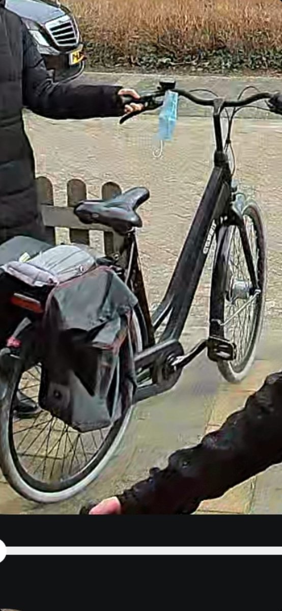 Geen idee wie er vannacht in onze tuin was.. maar bedankt voor het brengen van de linkerfiets.  Het was alleen lekker geweest als je mijn fiets. (De rechter) gewoon had laten staan!   Fiets gejat in westenholte.   Wellicht word de linker door iemand gemist! #westenholte