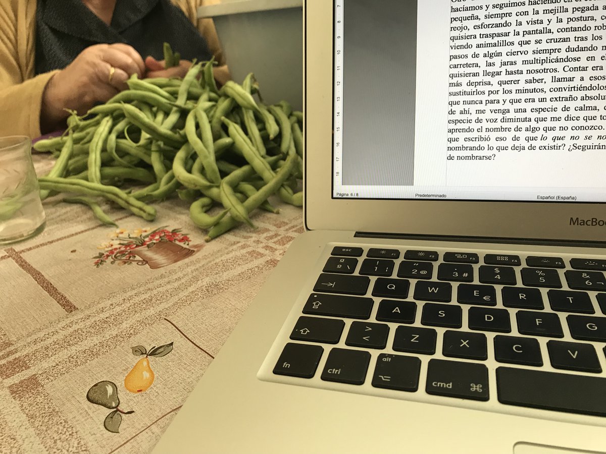 Estoy hecha de retales de saberes y recetas que no se escribieron pero que nunca dejaron de hacerse. Mi corazón está lleno de cosas en las que no reparé pero que hicieron posible que esté hoy aquí escribiendo esta columna (recetas y genealogía en <a href="/LVcomer/">Comer La Vanguardia</a>) lavanguardia.com/comer/opinion/…