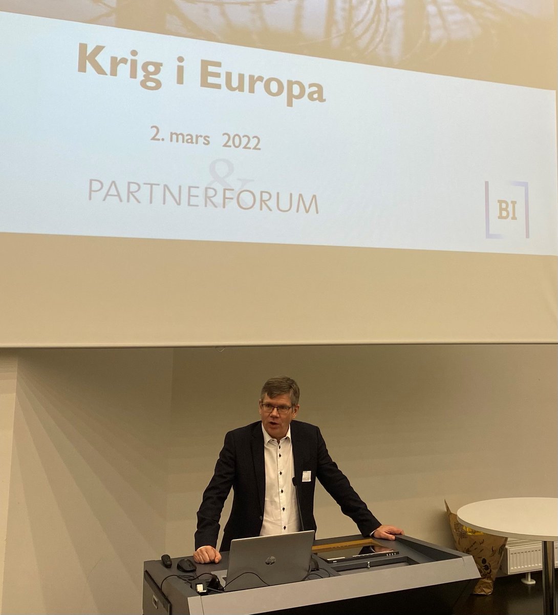 -Nå må vi ta oss av alle berørte studenter og akademikere. Vi har satt av 10 millioner kroner for å bistå i denne skremmende situasjonen, sier rektor @sveinstlen under seminaret Krig i Europa.