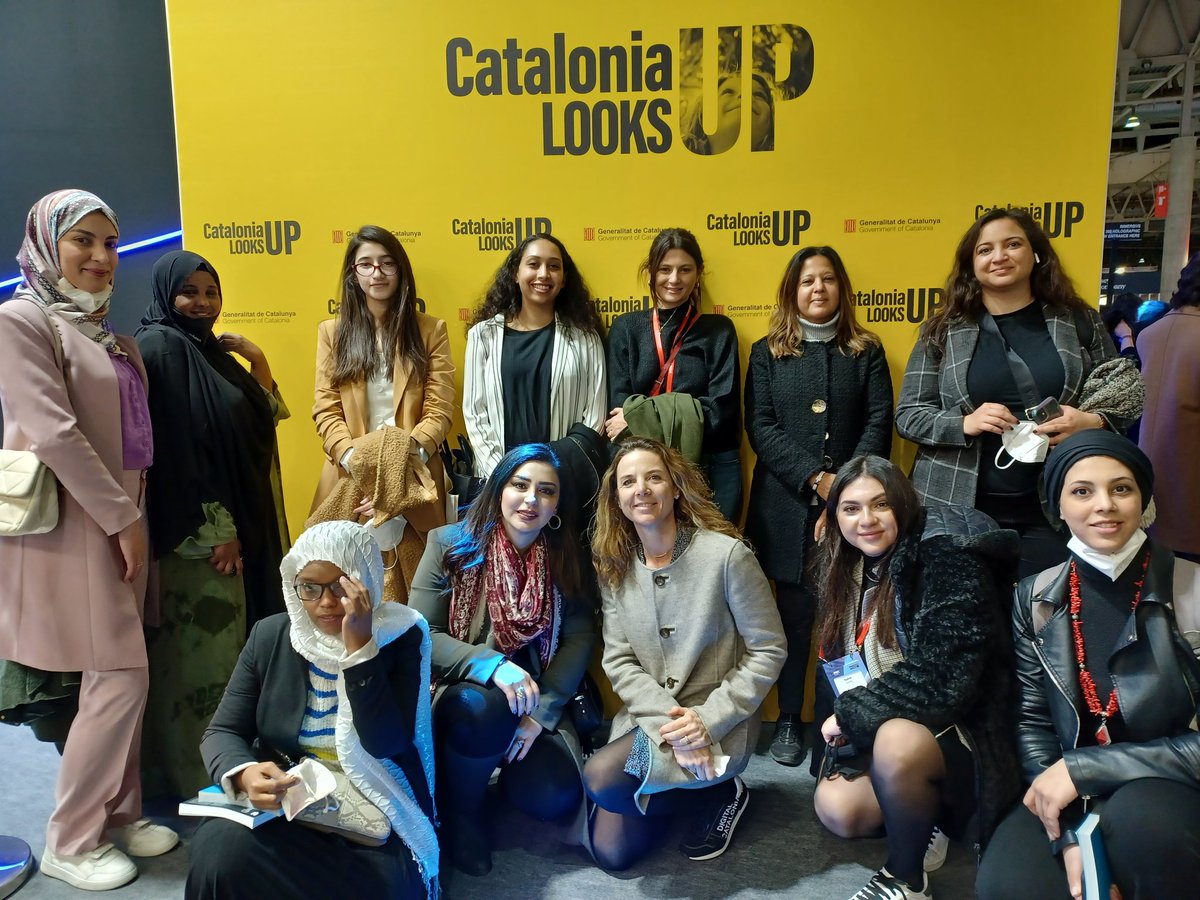 tic's tweet photo. Una delegació del programa @UNDP amb emprenedores digitals de països del nord d'Àfrica i Àsia ens visita a l'stand de #CataloniaLooksUp https://t.co/2yxZvNdMTA