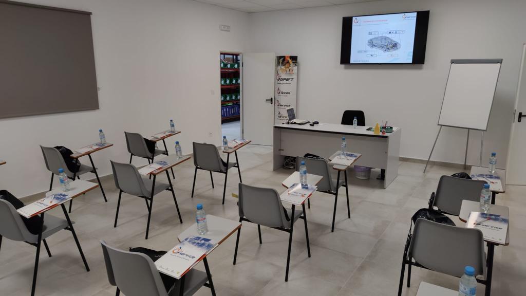 DIPARTSL's tweet photo. 🧑🏫 Nuestros técnicos del #DPService estrenaron ayer el nuevo punto de venta de nuestro #socioDIPART, Auto Centro Elektra, en San Javier (Murcia), hablando sobre sistemas de multiplexado.
¡Sigue los viajes por España de nuestro equipo #DPService en #RRSS! 📲
🔸 #somosDIPART 🔹 https://t.co/893ONJzTD6