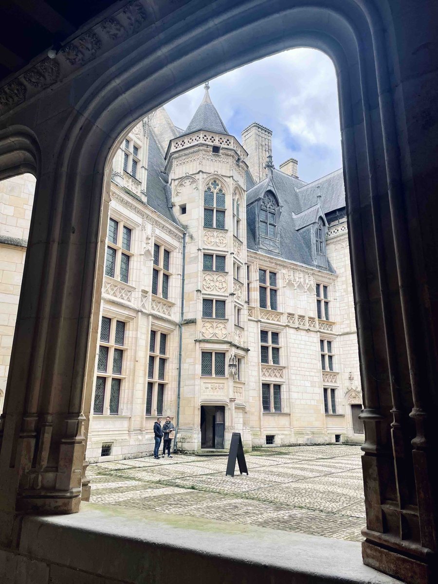 Omonchateau's tweet photo. ♥️ A coeur vaillant rien d'impossible !

Si vous êtes de passage à #Bourges, ne manquez pas la visite du Palais Jacques Cœur. Exemple d'exception de l'architecture civile du XVe siècle, cette demeure s'inspire de la Renaissance. ✨

⬇️
https://t.co/3Z9VogEi1F https://t.co/N7VcNAjaNa