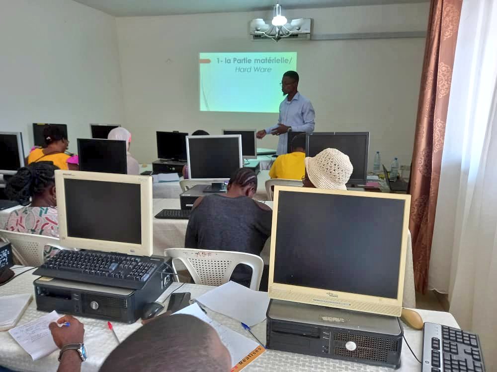 RR_IAI_Abanda's tweet image. Une formation de femmes et jeunes aux TIC est en cours en ce moment à Makak sous  l'encadrement de Mme Mbeng, Conseiller Régional et actrice de Premier plan pour la modernisation de la ville de Makak.